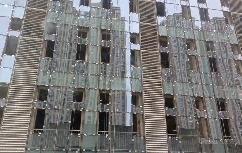 金屬與光影的詩(shī)篇 現(xiàn)代鋼結(jié)構(gòu)建筑中外立面與幕墻的創(chuàng)新設(shè)計(jì)