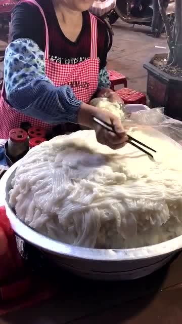 老北京特產手工涼皮,只有50歲以上的阿婆才能做出正宗味道 從來不戴手套