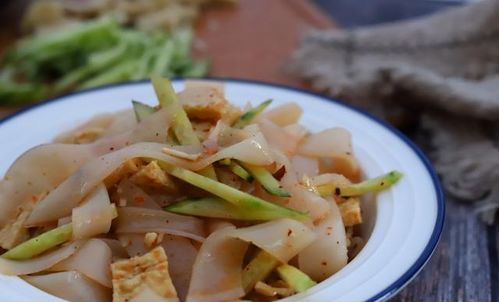 自制涼皮有訣竅,不粘不裂,筋道爽滑,學(xué)會了能擺路邊攤