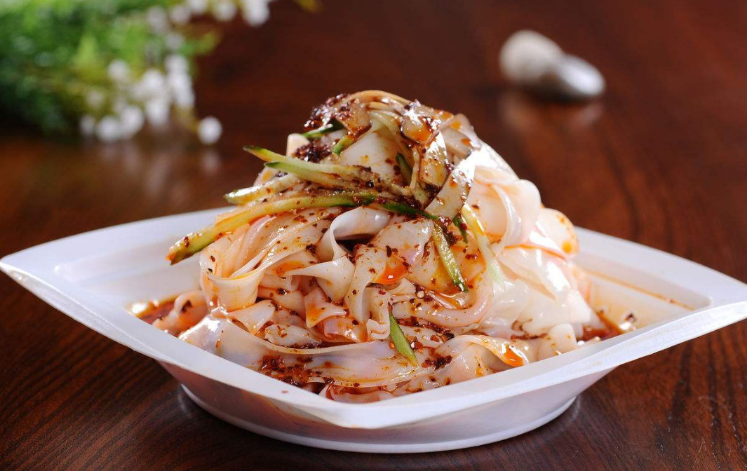 20年專業(yè)師傅解密純手工涼皮制作方法 附紅油和料水制作方法